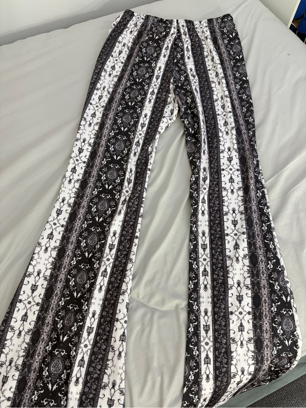 Women's Black & White Printed Wide-Leg Pants